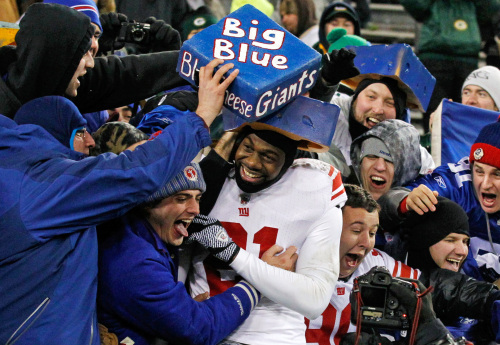 The New York Giants’ Kenny Phillips celebrates his team’s win with fans. (AP-Yonhap News)