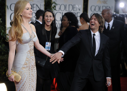Nicole Kidman and Keith Urban arrive at the 69th Annual Golden Globe Awards Sunday, Jan. 15, 2012, in Los Angeles. (AP-Yonhap News)