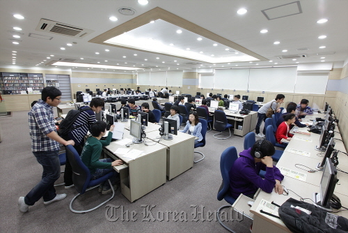 Students work at a computer lab in Yeungjin College in Daegu. (KPC)