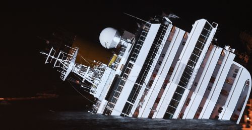 Night view on Jan. 16 of the cruise liner Costa Concordia aground in front of the harbour of Isola del Giglio after hitting underwater rocks on Jan. 13. (AFP-Yonhap News)