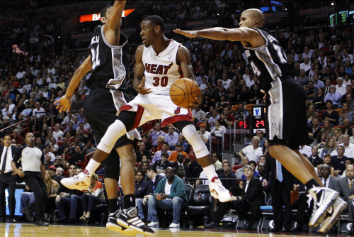 Miami Heat guard Norris Cole looks to pass against the San Antonio Spurs. (AP-Yonhap News)