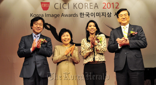 From left: ICONIX CEO Choi Jong-il, Corea Image Communication Institute president Choi Jung-wha, actress Jasmine Lee and Cho Yang-ho, chairman of the PyeongChang 2018 Winter Olympics bid committee and also Hanjin Group chairman, pose for photographers after the Korea Image Awards ceremony at the Grand InterContinental Hotel in Samseong-dong, Seoul, Tuesday evening. (Kim Myung-sub/The Korea Herald)