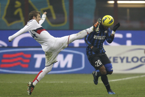 Midfielder Joel Obi (right) of Inter Milan is fouled by Genoa midfielder Felipe Seymur of Chile, during the match between Inter Milan and Genoa at the San Siro stadium in Milan on Thursday. (AP-Yonhap News)