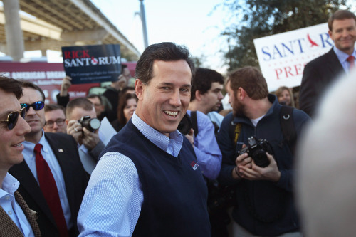 Republican presidential hopeful and former U.S. Sen. Rick Santorum (R-PA) (C) arrives for a press conference on January 19, 2012 in Mt. Pleasant, South Carolina. (AFP)