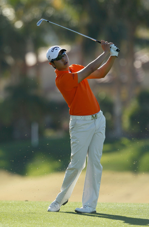 Bae Sang-moon hits his approach shot from the ninth fairway of the Nicklaus Private Course at PGA West, during the first round of the Humana Challenge In Partnership With The Clinton Foundation in La Quinta, California, Thursday. (AFP-Yonhap News)