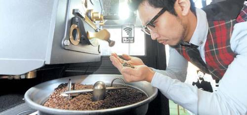 At barista An Jae-hyuek’s Coffee L E C, brews are extracted from beans that have been roasted in-house (Ahn Hoon/The Korea Herald)