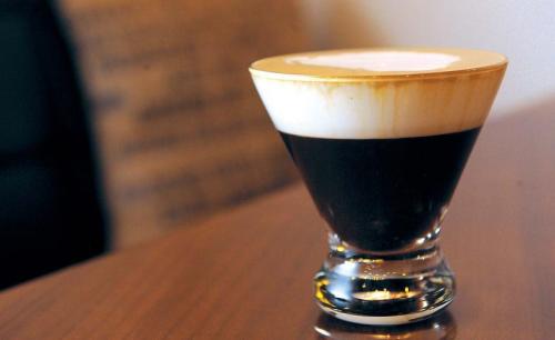Black & White marries the cool, frothy decadence of cream and milk with an intense espresso blend of Ethiopian and Columbian beans (Ahn Hoon/The Korea Herald)