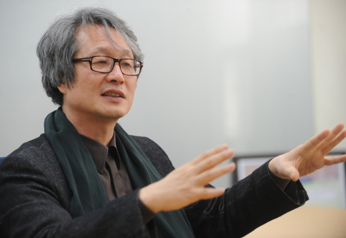Song Inho, architecture professor of the University of Seoul and director of the Institute of Seoul Studies, speaks about Seoul Fortress Wall and projects of the institute. (Lee Sang-sub/The Korea Herald)