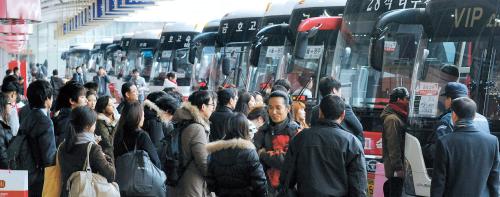 An express bus terminal in the southern Seoul is crowded with travelers on Friday as the exodus of Seoulites begins ahead of the Jan. 22-24 Lunar New Year holidays. (Ahn Hoon/The Korea Herald)