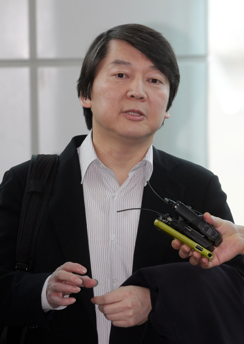 Ahn Cheol-soo, Seoul National University professor and founder of IT enterprise AhnLab, talks to reporters at Incheon International Airport Saturday after returning from his trip to the United States. (Yonhap News)