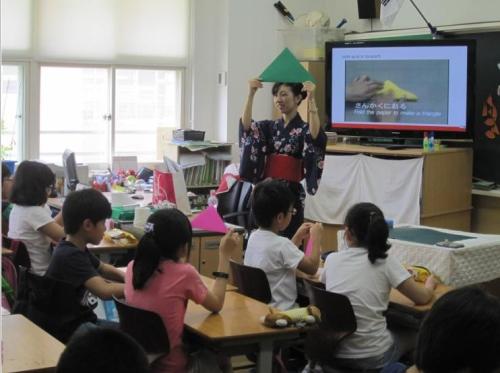 A Japanese volunteer tells elementary school children about her country’s culture as part of Seoul Global Center’s Global Minds program. (SGC)