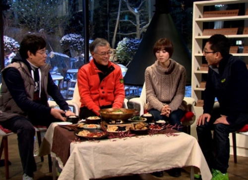 In screen captures of SBS’ “Healing Camp” program, Park Geun-hye (second from left, top photo) and Moon Jae-in (second from left, down photo) talk with panelists.