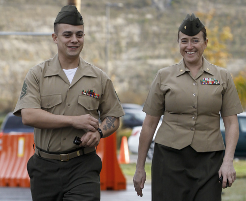 U.S. marine Frank Wuterich (left) arrives at Camp Pendleton, California on Tuesday. (AP-Yonhap News)