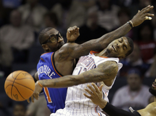 New York Knicks forward Amare Stoudemire (left) and Charlotte Bobcats forward Tyrus Thomas battle for a rebound in the first half. (AP-Yonhap News)