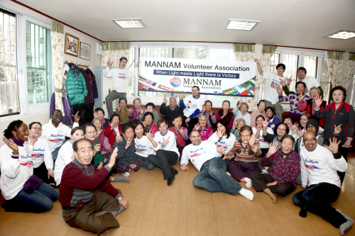 International volunteers enjoy time with residents at Daecheong Social Welfare Center in Gangnam, Seoul. (Mannam)