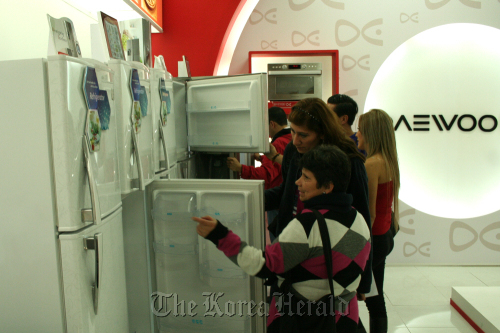 People take a look at Daewoo Electronics’ refrigerators during a recent trade show in Colombia. (Daewoo Electronics)