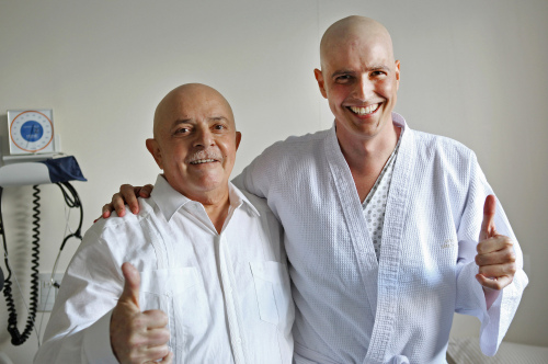 Brazil’s former President Luiz Inacio Lula da Silva (left) and Brazilian actor Reynaldo Gianecchini give a thumbs up as they pose for a portrait at the hospital where both are being treated for cancer in Sao Paulo, Brazil, Wednesday. (AP-Yonhap News)