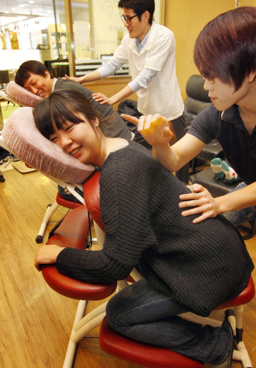 People get massages on Wednesday after the Lunar New Year’s holiday. (Yonhap News)