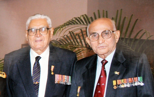 This undated photo shows retired Indian general Ashoka Banerjee (right) who donated a collection of rare photos and documents on the Korean War. (Yonhap News)