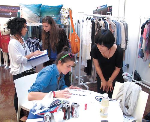 Buyers browse up-and-coming Korean designers’ works at People of Tastes’ showroom which was open from Sept. 29 to Oct. 2 last year in Paris, France. (POT)