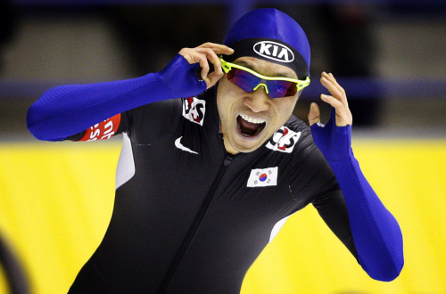 Korea’s Lee Kyou-hyuk reacts after winning the 500-meter event in Calgary on Saturday.(AP-Yonhap News)