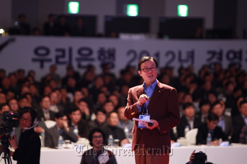 Woori Bank CEO Lee Soon-woo announces the lender’s goal to become one of Asia’s top 10 by 2017 at its annual strategy meeting on Saturday at Kintex, an exhibition center in Ilsan, west of Seoul. (Yonhap News)