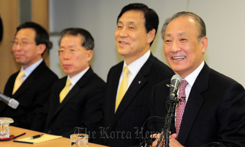 Hana Financial Group chairman Kim Seung-yu (right) smiles during a news conference on Friday. (Yonhap News)