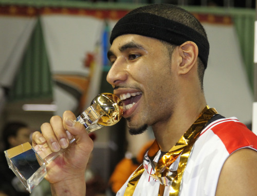 LG Sakers forward Moon Tae-young kisses his MVP trophy on Sunday. (Yonhap News)