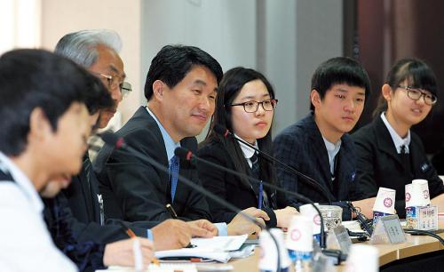 Education Minister Lee Ju-ho (fourth from right) talks with middle school students on school violence recently at the ministry in Seoul. (Yonhap News)