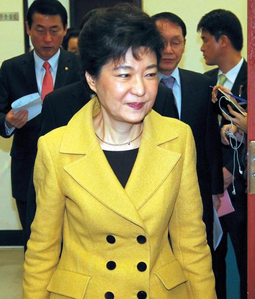 Chairwoman of Grand National Party’s emergency committee Park Geun-hye heads to the meeting room at the National Assembly in Seoul on Thursday. (Yonhap News)