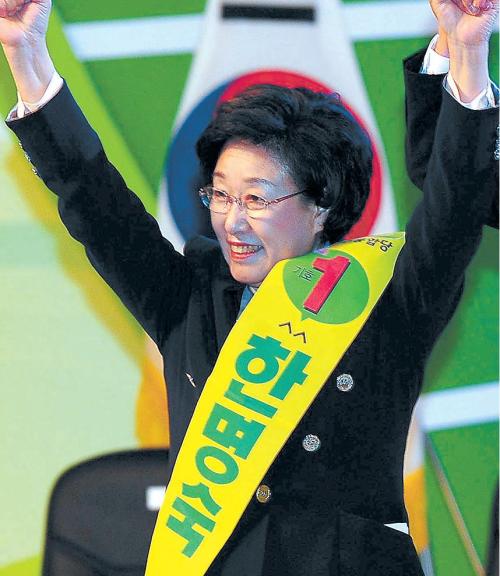 Chairwoman of the newly formed Democratic United Party Han Myeong-sook raises her arms after winning the leadership election on Jan. 15. (The Korea Herald)