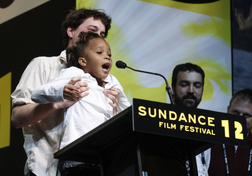 Director Benh Zeitlin (left) holds up actress Quvenzhane Wallis as they accept the Grand Jury Prize Dramatic award for the film “Beasts of the Southern Wild” during the 2012 Sundance Film Festival Awards Ceremony in Park City, Utah on Saturday. (AP-Yonhap News)