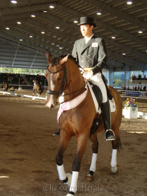 Kim Dong-seon poses after breaking the Korean record in a contest in Florida. (Hanwha Group)