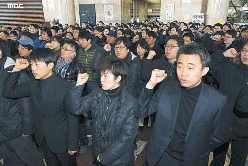 Unionists of MBC call for their president Kim Jae-chul to step down at the lobby of its headquarters in Seoul on Monday. (Yonhap News)