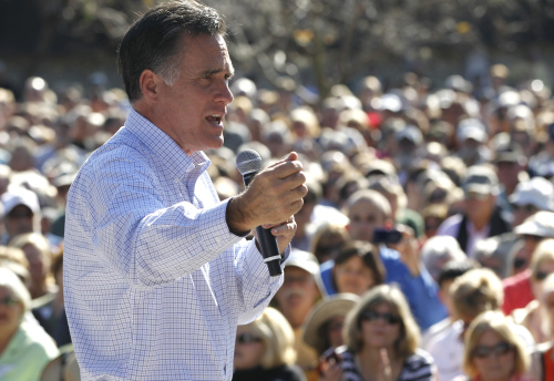 Republican presidential candidate Mitt Romney campaigns at Pioneer Park in Florida on Monday. (AP-Yonhap News)