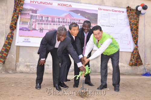 Lee Jang-ho (right), Hyundai Motor’s Africa regional headquarters representative, and Kwasi Akyem Appea-Kubi (second from right), Eastern Regional Minister of Ghana, pose in celebration of the ground-breaking ceremony for the Hyundai-KOICA Dream Center Tuesday, in the city of Koforidua, Ghana. (Hyundai Motor)