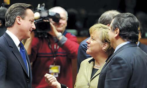 British Prime Minister David Cameron (left) speaks with German Chancellor Angela Merkel (center) and European Commission President Jose Manuel Barroso during an EU summit in Brussels on Monday. (AP-Yonhap News)