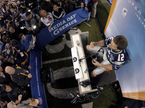 New England Patriots quarterback Tom Brady answers questions during the Super Bowl’s media day on Tuesday. (AP-Yonhap News)