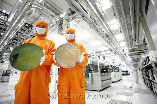 Workers are seen at the Hynix Semiconductor production line. (Hynix)