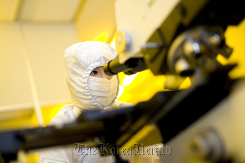 A Samsung Electronics employee works at its factory. (Samsung Electronics)