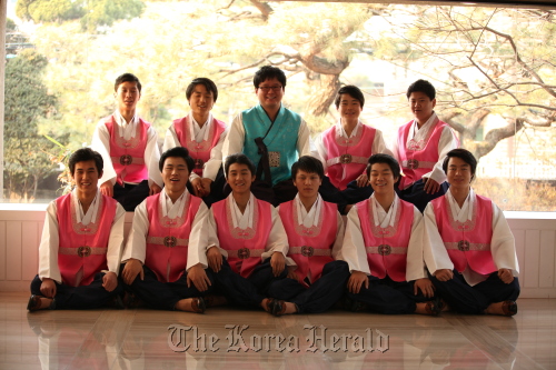 Kim Tae-hoon (center, second row) and his boys pose for a family portrait. (Kim Tae-hoon)