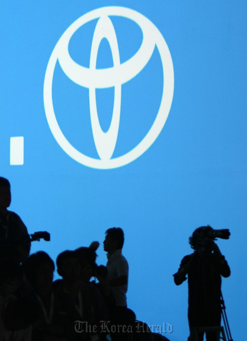 The Toyota Motor logo is displayed during a briefing at the Tokyo Motor Show. (Bloomberg)