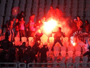 Egyptian fans clash with riot police following Al-Ahly club soccer match against Al-Masry club at the soccer stadium in Port Said, Egypt on Wednesday. (AP-Yonhap News)