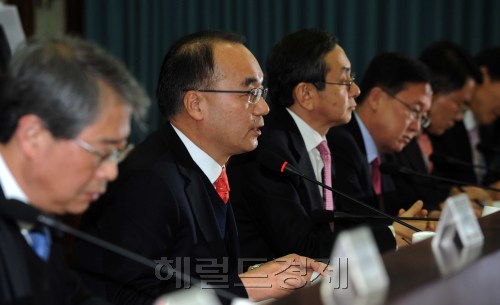 Finance Minister Bahk Jae-wan (second from left) speaks at a meeting of government officials to curb inflation at the government office in Gwacheon, south of Seoul, on Friday. Lee Sang-sub/The Korea HeraldFinance Minister Bahk Jae-wan (second from left) speaks at a meeting of government officials to curb inflation at the government office in Gwacheon, south of Seoul, on Friday. (Lee Sang-sub/The Korea Herald)