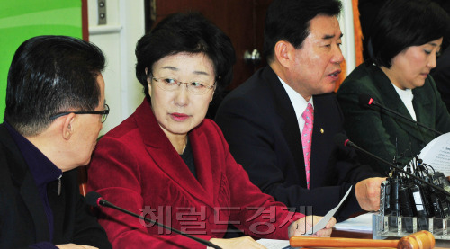 Han Myeong-sook (second from left), chairwoman of the Democratic United Party, presides over a party meeting at the National Assembly in Seoul on Friday. (Park Hyun-koo/The Korea Herald)