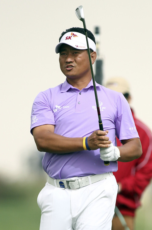 Choi Kyung-ju of South Korea watches his shot during the first round of the Qatar Masters tournament at the Doha Golf Club on Thursday. (AP-Yonhap News)