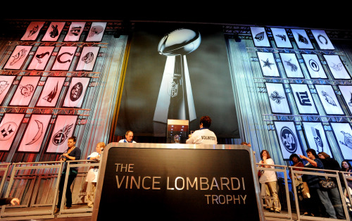 NFL fans line up to get their picture taken with the Lombardi Trophy in Indianapolis. (UPI-Yonhap News)