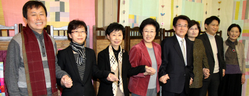 Main opposition Democratic United Party Chairwoman Han Myeong-sook (fourth from left) and seven non-party members of the candidate deliberation committee pose hand-in-hand for a photo during their first meeting in a restaurant in Seoul on Sunday. (Yonhap News)