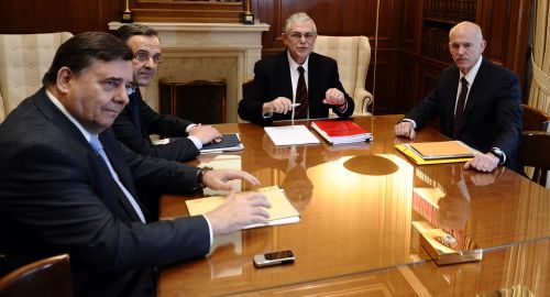 Greek Prime Minister Lucas Papademos (second from right) poses with far-right Laos party leader George Karatzaferis (left), conservative New Democracy party leader Antonis Samaras (second from left) and Greek Socialist party leader George Papandreou before an emergency meeting at his office in Athens on Sunday. (AFP-Yonhap News)