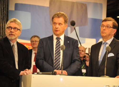 Sauli Niinisto (left), presidential candidate of the National Coalition Party, waits to know the election results in Helsinki, Finland. (Xinhua-Yonhap News)